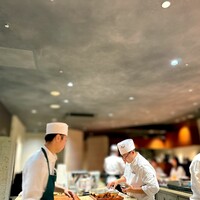 懐食みちば - オープンキッチンの様子。 みんな若い。 大将を中心とした鮨屋のカウンターとはだいぶん違った空気感。 キビキビとのびのびが混在してなんか楽しそうでもある。