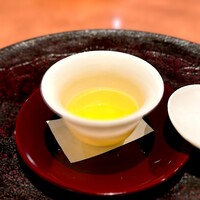 懐食みちば - 命の出汁。 血合い抜きの本枯節と昆布の一番出汁。 グルタミン酸とイノシン酸の世界最強コンボ。 日本人が発見した「うま味」。 東京帝国大学、池田菊苗博士が昆布出汁の味の正体を明らかにし、 1908年、昆布からグルタミン酸を取り出すことに成功。 その味を「うま味」と名付けたのですよ。