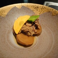 焼肉 喰心 - 突き出し　角煮的なお肉にじゃがいもとごぼうの煮付け