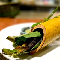 懐食みちば - 竹筒で焼いた若鮎。 これ、プレゼンテーションじゃないんです。 ほんとに竹で焼いてんの。 竹、熱々だし。 燻の香りが鮎に移って情緒がある料理。 粘りをつけた蓼酢もOK。