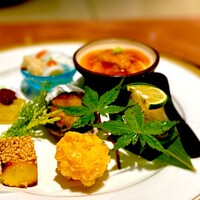 懐食みちば - 食欲をそそる前菜。 左下から反時計回りに、焼きチーズ、もろこし津久根揚、この2品は熱々。 いきなり旨〜。