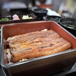 鰻の成瀬 - 料理写真:◆梅(半身）・・ビジュアルがキレイ。香ばしいと言うよりも蒸したようなフワッとした食感で。 個人的にはカリッと香ばしく焼かれた方が好みです。