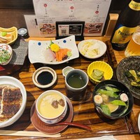 炭焼 うな富士 有楽町店 - 注文して5分で到着。
                    正直ガッカリました、うなぎ丼は焼き置きだなと。
                    そして食べてみると、意外にも熱いウナギでした。