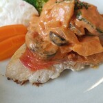 キッチン ブルー グローブ - 赤い皮の金目鯛