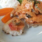 キッチン ブルー グローブ - カットして、オリーブ入りのカポナータを乗せて