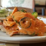 キッチン ブルー グローブ - 横から見ると、カポナータは山盛り、一番下が金目鯛