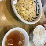 赤坂一点張 たまプラーザ店 - チャーハン、チャーハンについてくるスープ、サービスライス