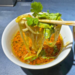 うずとかみなり - スパイシーでミルキーな酸っぱいスープにパクチーが合います