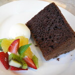 カフェ 英國屋 - チョコシフォン　フルーツ添え