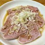 もつ焼 でん - たん刺 580円(税込)