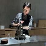 KHAO - 生のココナッツミルク搾り中