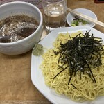 麺や　まるしょう - 皿もり(600円)と日本酒。