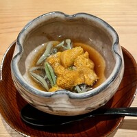 鮨 さかい - 蓴菜(秋田県産)の土佐酢和え 紫雲丹(愛媛県今治産)載せ