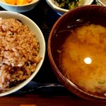 栄夏 - ランチの味噌汁＆ご飯(酵素玄米)