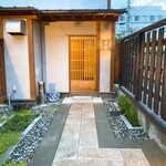 季寄料理よしかわ - 通りの真裏にある入口、塀で分かりにくい