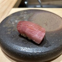 陸奥前鮨 善知鳥 - 本鮪中トロ　葉山葵佃煮添え。硬めのシャリと中トロが共鳴して新しい旨みが誕生しています