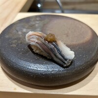 陸奥前鮨 善知鳥 - 八戸沖しめ鯖　りんごポン酢添え。ふわっと優しくしめた鯖とシャリもりんご酢の合わせで奥行きがあります。