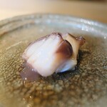 鮨 三心 - 明石のタコを旨煮。とても長い時間をかけて作られる。食感は他の寿司屋さんで出されるものとは異次元。
