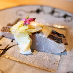 鮨 三心 - 天草のイサキ、炙って香ばしく。