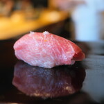 鮨 三心 - トロは煮切りではなく、あえて高知の塩をハラリと乗せて。