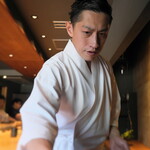 鮨 三心 - 最初の握りを出す際の気迫あふれる大将の姿。