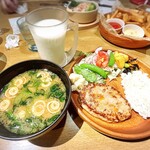 びっくりドンキー - いろどりセット（レギュラー）味噌汁・いきいき乳酸菌ヨーデル（ミニソフトから変更）