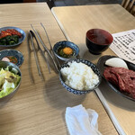 精肉屋の倅がただただ旨い肉を出す店 焼肉たけよし - 