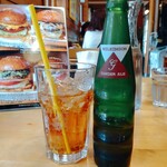 ムースヒルズバーガー - ウィルキンソンジンジャエール(辛口)