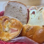 チットチャットサーカス - 本日の戦利品✨左手前から反時計回りで…■ハムチーズパン(150円)、■フランク(150円)、■チーズ食パン(1斤・350円)、■クルミ食パン(1斤・400円)