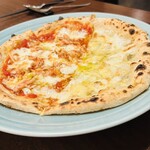 バルハチゴー - クワトロフォルマッジ＆桜海老と白ネギのピッツァ