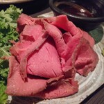 府中日本酒バルTOKUTOUSEKI - 【お料理8品＋生ビールや日本酒全40種含む飲み放題3時間付き】￥5,000から和風ローストビーフ　岩塩　山葵