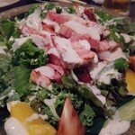 府中日本酒バルTOKUTOUSEKI - 【お料理8品＋生ビールや日本酒全40種含む飲み放題3時間付き】￥5,000から炙りベーコンと夏野菜のシーザーサラダ