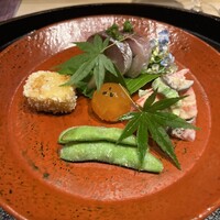 日本料理 研野 - 淡路鯵寿司　卵黄味噌漬け　海老　とうもろこしあられ揚げ　枝豆