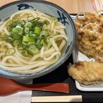 宮武讃岐うどん さいたま新都心店 - 冷かけうどん(大)＆とうもろこしのかき揚げ＆かしわ天