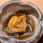 鮨 さかい - ①蓴菜(秋田県産)の土佐酢和え、紫雲丹(愛媛県今治産)載せ
      蓴菜は芽が摘んだ翌日の緑色、ゼリー質のプルプル感が良いですね
      紫雲丹は塩水仕立ての明礬無添加、澄んだ上品な甘みが素晴らしい