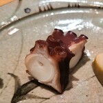 鮨 さかい - ②煮真蛸(福岡県行橋産、雌)
      産卵は初夏～初秋、旬は通年、寿命1年
      軟らか煮でなくプリッとした仕上げ、雌蛸は軟らかな繊維なので、程好い弾力と噛む程に滲みる旨みが楽しい