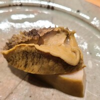 鮨 さかい - ③酒蒸し黒鮑(佐賀県唐津産)、肝ソース添え
                    産卵は秋～冬、旬は初夏～夏
                    厚みのある切り付けだけどプルプルと軟らかく、旨みと甘みが抜群、肝ソースの磯の香りも素晴らしい！