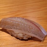 鮨 さかい - ⑫昆布〆白鱚(長崎県橘湾産)
      産卵は初夏～秋、旬は春～夏
      身の甘みに加え、皮に独特の風味があり、皮霜降りにして昆布〆で旨みを加えています 
      〆ずとも甘いのですが手間を掛けると更に美味