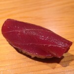 鮨 さかい - ⑯本鮪赤身(山形県庄内産、やま幸、142kg)
      日本近海本鮪の産卵は春～夏、旬は初秋～冬
      軽くサシが入り状態が良い、赤身独特の風味があり、軽めの漬けで酸味が程好く旨みはありますがサッパリしています。