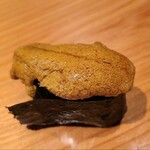 鮨 さかい - ㉑北紫雲丹(青森県大間産、大千)
      北紫雲丹の産卵期は秋、旬は春～夏
      大きな北紫雲丹を5秒ホールド、品のある甘みと旨みが口腔内に拡がります
      微かな臭みでも明確に分かりますが、いつも通り全くの臭みゼロ