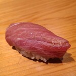 鮨 さかい - ⑱本鮪大トロ(山形県庄内産、やま幸、142kg)
      切り置き室温に馴染ませるので口溶けが早い、華やかで軽るくサッパリした脂の旨み、ネタが溶けと同時にシャリも解け、ネタと技術が渾然一体となっています　 