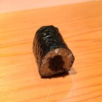 鮨 さかい - ㉖干瓢巻き
      干瓢巻が登場すると「幸せな時間の終演」を感じ切なくなります
      海苔の薫りが素晴らしく、赤酢のシャリの美味しさを素直に感じ取れます 