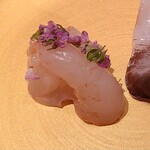 鮨 さかい - ④牡丹海老(正式名:富山海老、北海道増毛産)
      産卵は秋～春、旬も包卵する秋～春
      身はプリプリとしつつもねっとり食感、甘みも強く旨みもしっかり
      全て雄で誕生、5年で性転換し全て雌になる