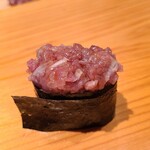 鮨 さかい - ⑥葱トロ軍艦巻き
      脂がのった中落ちを葱と山葵と合わせ、お凌ぎなのでシャリコマは小さめ
      脂の旨みを感じさせつつ、すっきりとした後味に仕上げてあります