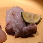 鮨 さかい - ⑤鳥貝(京都府舞鶴産、スーパー養殖)
      雌雄同体、産卵も旬もは春~秋、寿命1年
      表面のツルんした食感と裏側のモフモフ食感
      噛むほどに滲み出る甘みと旨みと共に舌が喜ぶ
      日本海側は水温が低いので夏直前迄良い