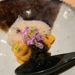 鮨 さかい - ⑦赤雲丹(佐賀県唐津産)、フレッシュキャビア&甘酢ジュレ添え
      産卵は初秋～晩秋、旬は初夏～晩夏
      舌の上に載せて5秒ホールド
      穏やかで透明感のある上品な甘みがあり幸せに至ります