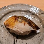 鮨 さかい - ㉓煮穴子(長崎県対馬列島産)
      産卵は初夏～初秋、旬は夏～秋、旬の走り
      脂がのり味わいが深い、フワフワと軟らかく、口の中に入れた瞬間にシャリがほどけ、一気に拡がる旨み、ツメも濃過ぎず軽やかな後味