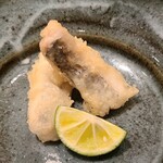 鮨 さかい - ⑧太刀魚(千葉県竹岡産)薄米粉の天麩羅、酢橘添え
      産卵は春～秋、旬は秋～冬、通年通し脂のり○
      薄く米粉の衣を付け揚げてあり、フワフワ
      揚げて脂を活性化させ、口腔内で旨みが拡がる