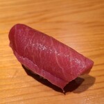 鮨 さかい - ⑰本鮪中トロ(福井県敦賀湾産、やま幸、152kg)
      青年期の本鮪で夏ということもあり中トロといえど脂のりは軽やか
      人肌よりも温かめのシャリが、中トロの脂を活性化させ、すっと消えていきます