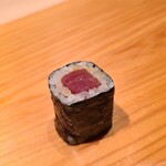 鮨 さかい - ㉕鉄火巻き
      見た感じ背トロの赤身といった感じで、細かな短冊にキメ細かくサシが入っています
      透明感のある脂の旨みを海苔の香りと共に楽しみます 